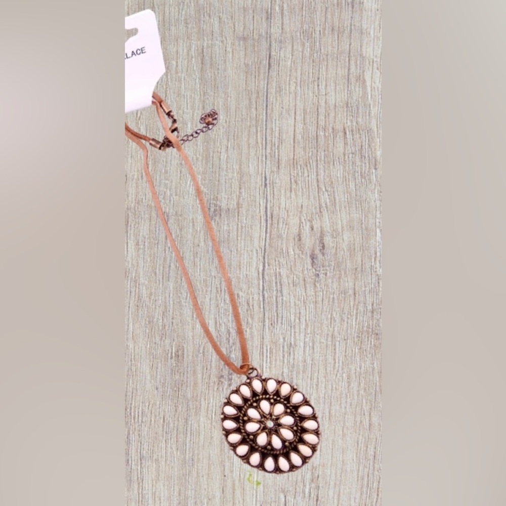 Beautiful Pendant Necklace 👑 - Picture 3 of 3